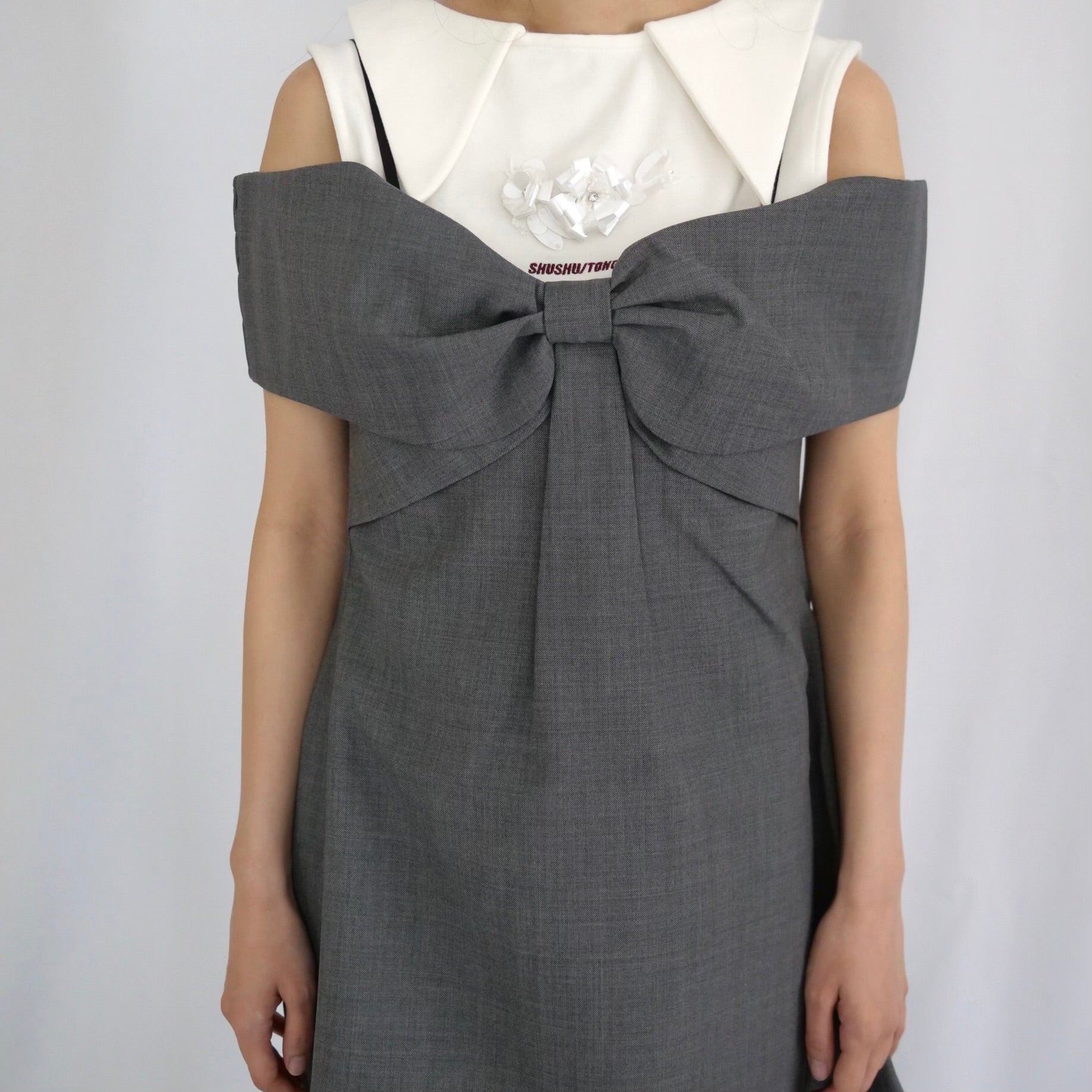SHUSHU/TONG  Bow off-shoulder dress / grey