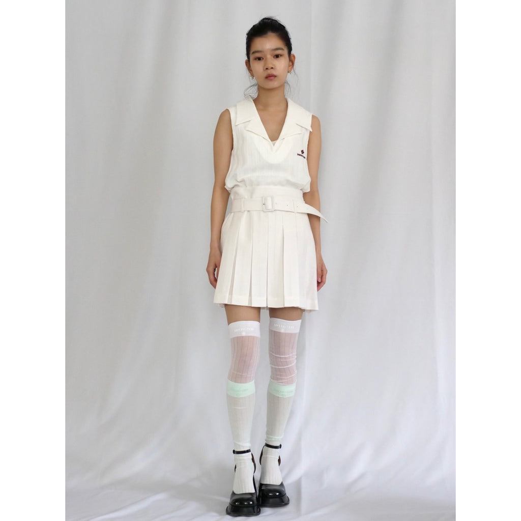 SHUSHU/TONG  Belt-embellished pleated skirt / white
