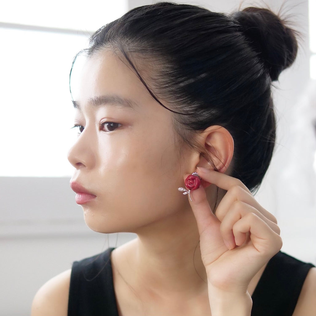 SHUSHU/TONG  Ceramics Rose Earring (ピアス)/ Red