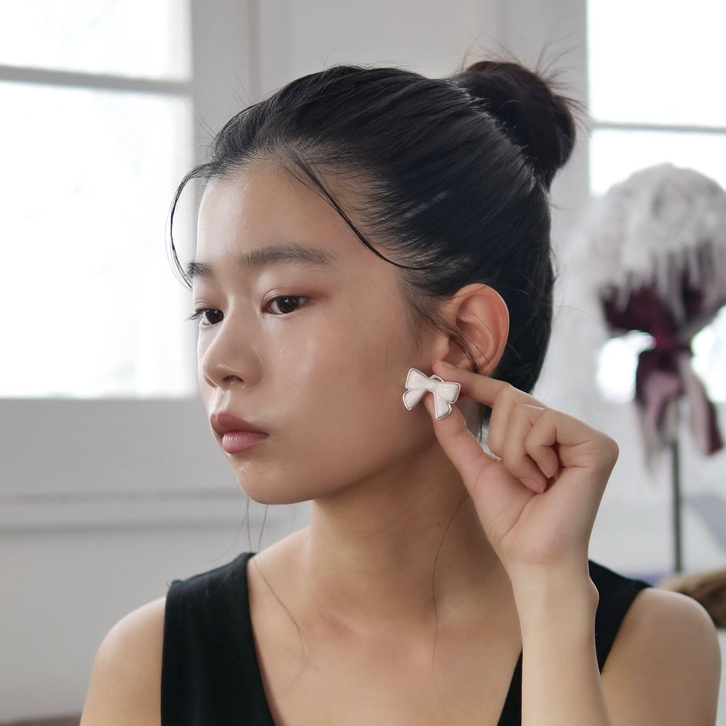 SHUSHU/TONG  Ceramics Bowknot Earring (ピアス) / white
