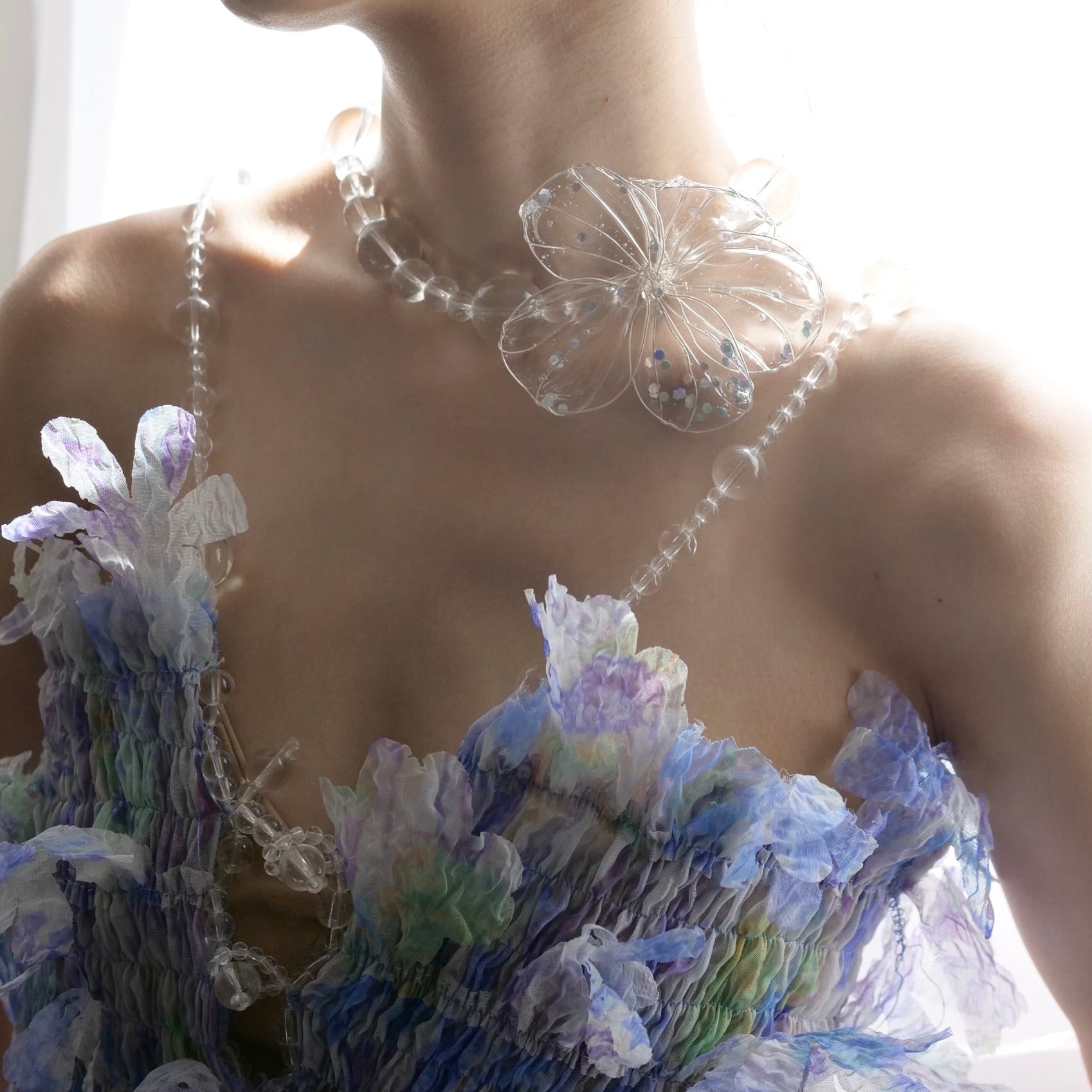 SUSAN FANG RESIN FLOWER CHORKER / CLEAR – dim at noon