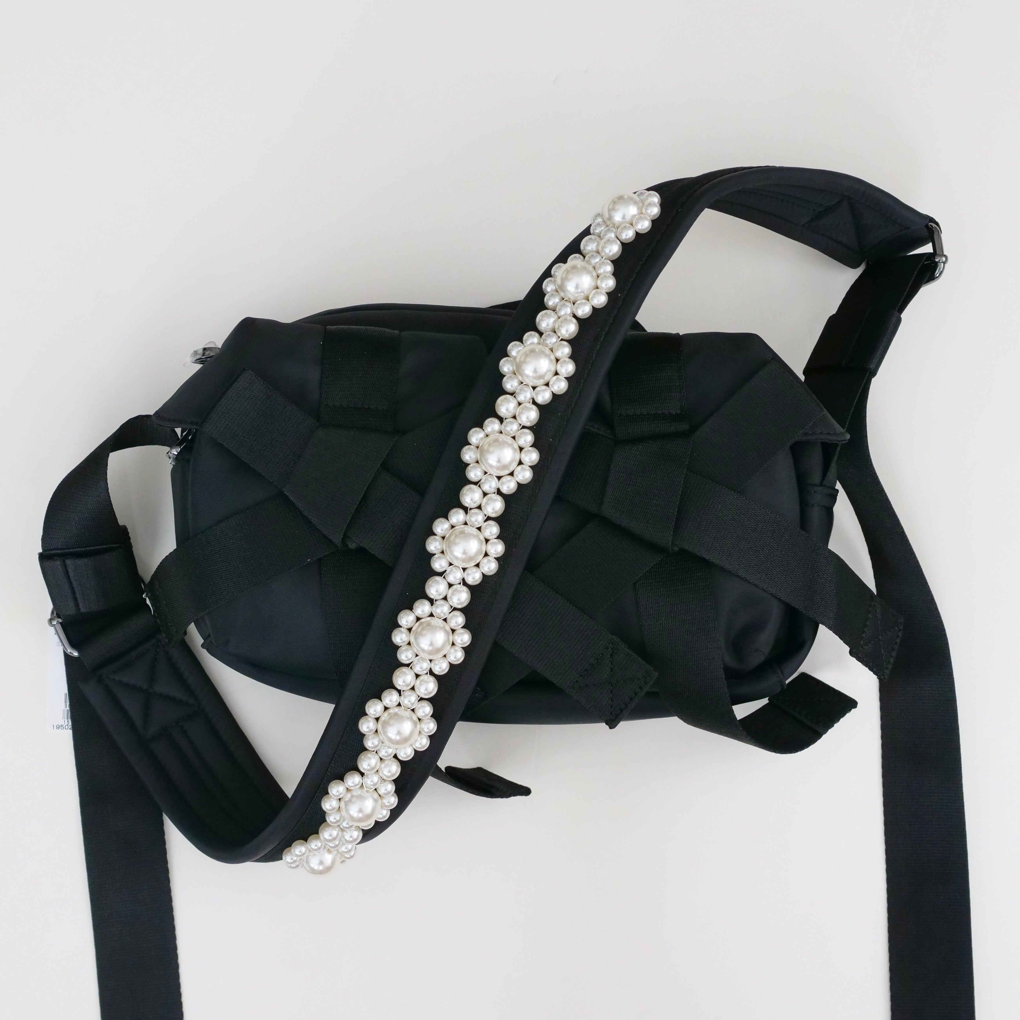 SIMONE ROCHA CLASSIC BOW CROSSBODY BAG W/ EMB PEARL – dim at