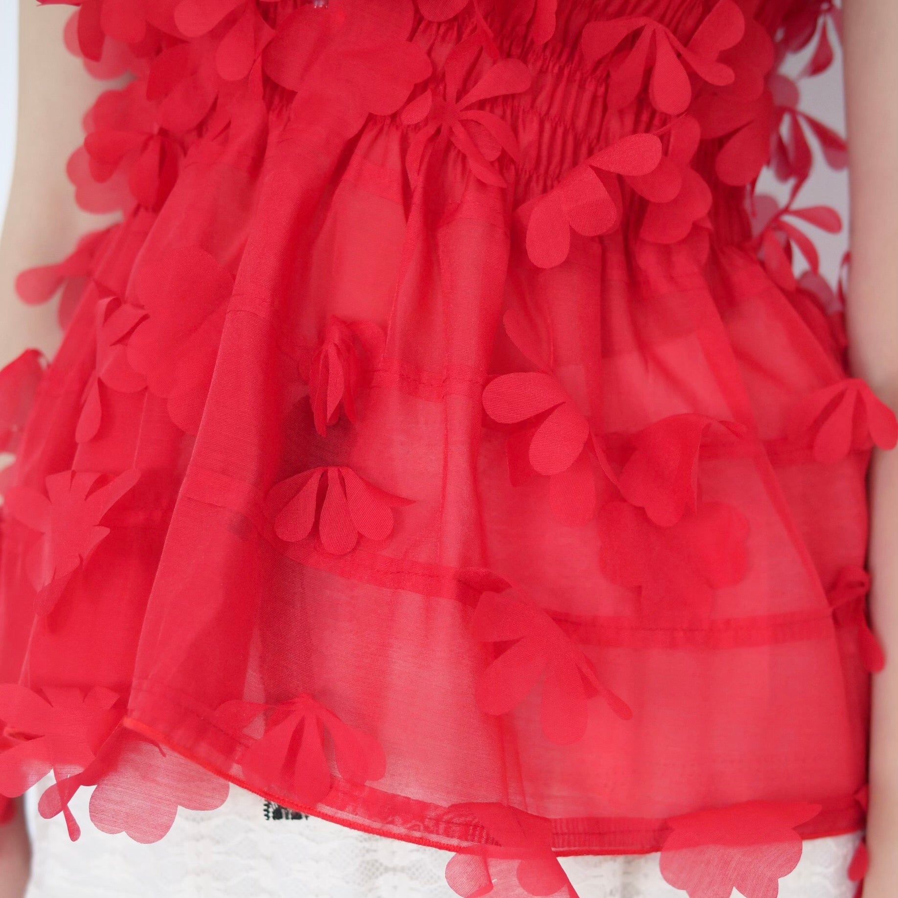 SUSAN FANG　FLOWER-LASER CUT SHIRRED TOP / RED