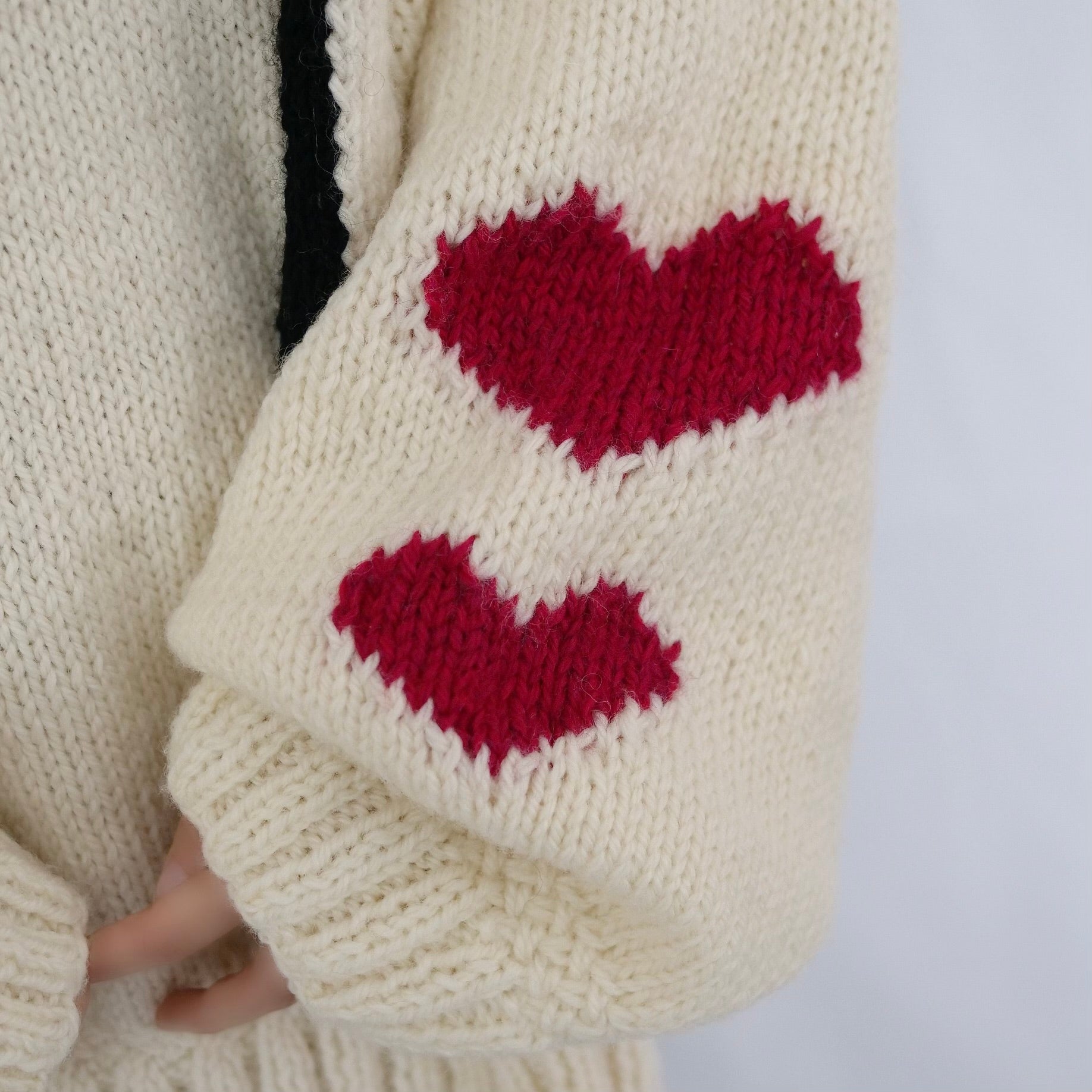 Hand-knitted sweater with coeur-rouge