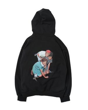 [Name.] NORMAN ROCKWELL PRINTED HOODED SWEATER (BLACK/SIZE0)