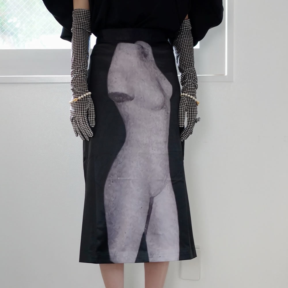 JOHN  Black Sculpture Print Midi Skirt / BLACK